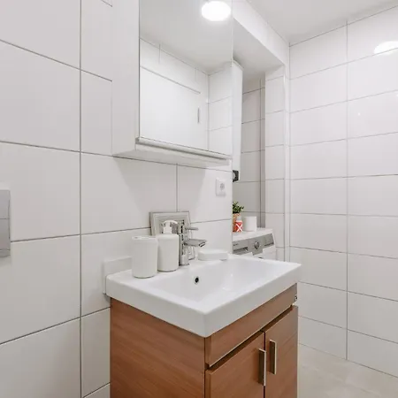 Cozy Central Flat W Garden 5 Min To Metro In Sisli Apartment